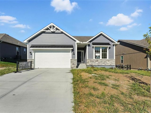 Homes for Sale in Kansas City, MO 64154 | 9702 N Amoret Avenue