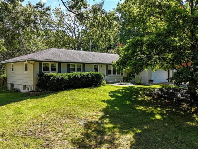 Homes for Sale in Gladstone, MO 64118 | 1601 NE 77th Street