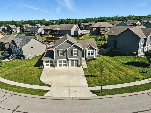 Homes for Sale in Kearney, MO 64060 | 1043 E 14th Street
