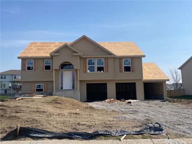 Homes for Sale in Kansas City, MO 64156 | 6008 NE 118th Terrace