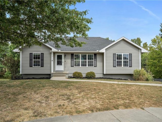 Homes for Sale in Kearney, MO 64060 | 412  Brookside Circle