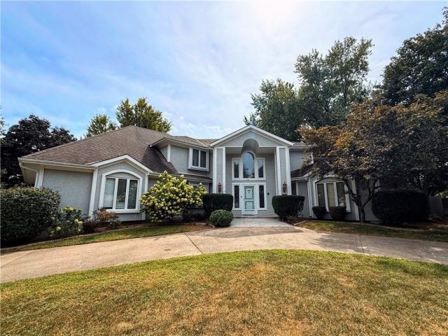 Homes for Sale in Gladstone, MO 64119 | 121 W WOODLANDS Drive