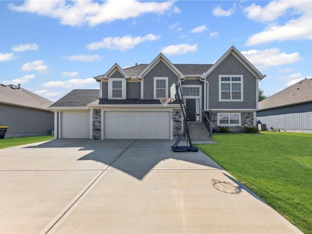 Homes for Sale in Kansas City, MO 64119 | 6720 N Cypress Avenue