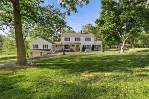 2204-NE-39th-Street-mls-2549798-image-1