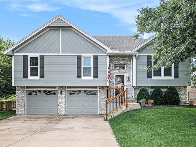 Homes for Sale in Smithville, MO 64089 | 405  Newport Drive