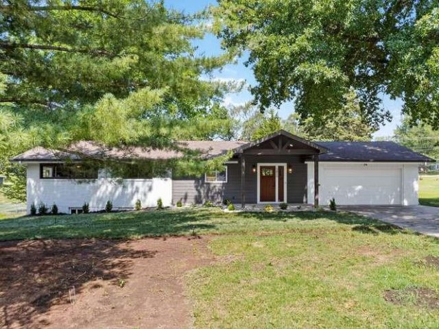 Homes for Sale in Parkville, MO 64152 | 7810 NW Bluegrass Drive