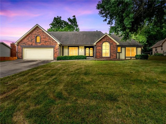 Homes for Sale in Liberty, MO 64068 | 907 N Forest Lane