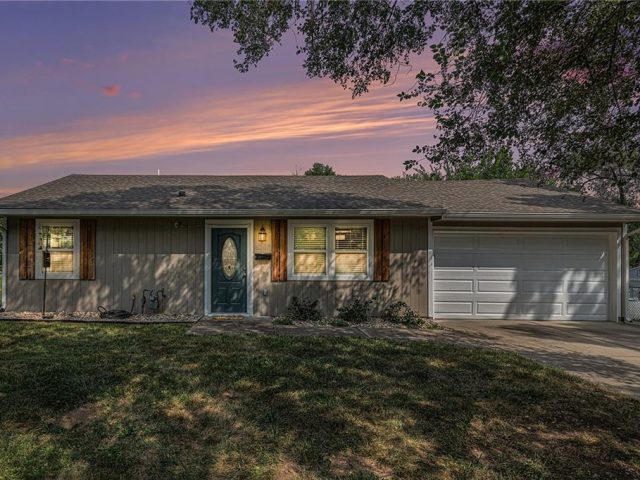Homes for Sale in Gladstone, MO 64118 | 5807 N Howard Avenue