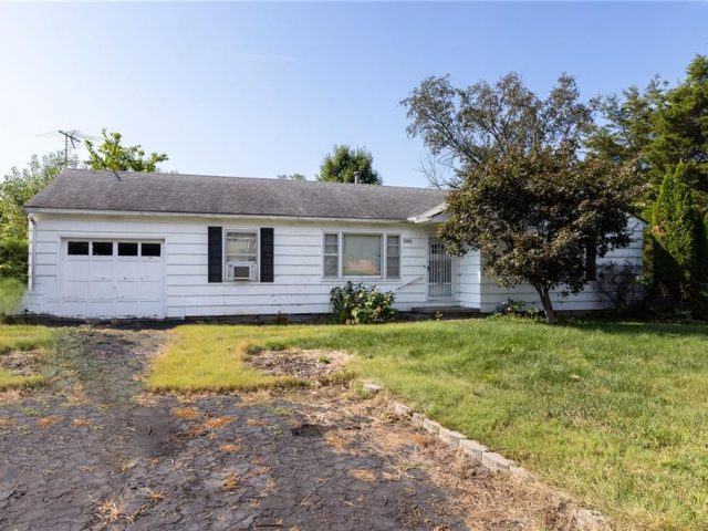 Homes for Sale in Pleasant Valley, MO 64068 | 7505  Oak Street