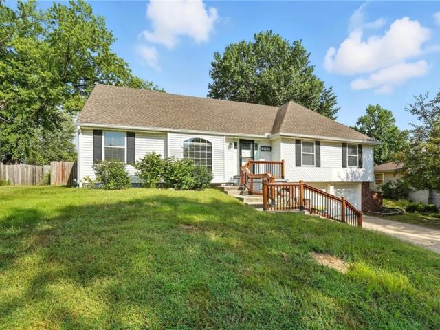 Homes for Sale in Kansas City, MO 64151 | 6901 NW Dawn Lane