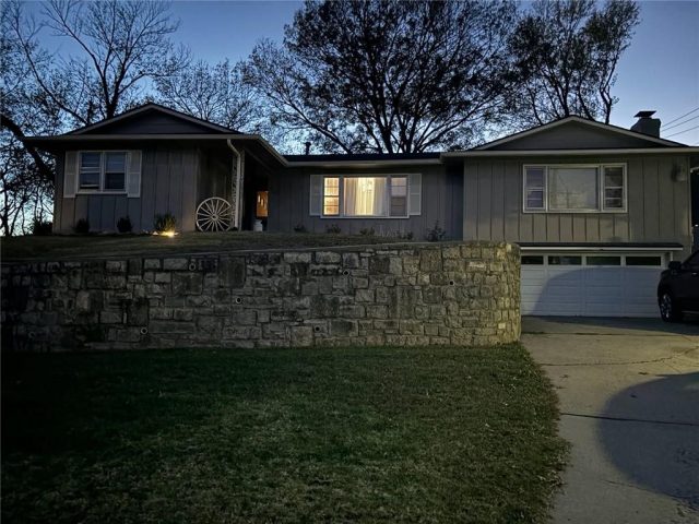 Homes for Sale in Kansas City, MO 64151 | 610 NW North Shore Drive