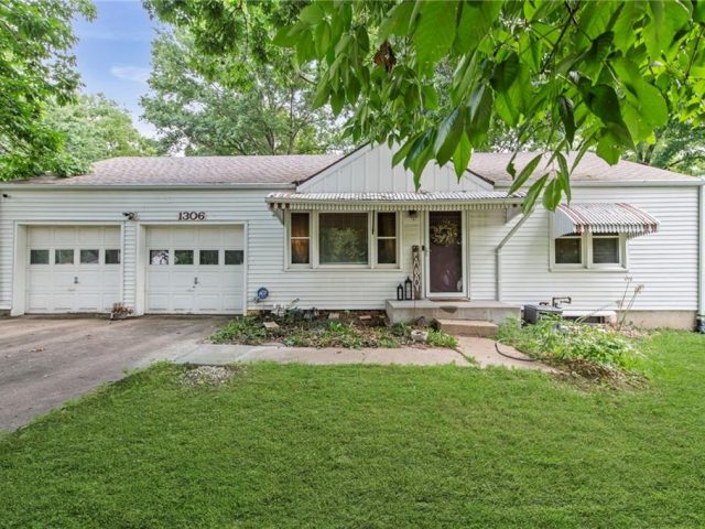 Homes for Sale in Gladstone, MO 64118 | 1306 NE 56th Terrace