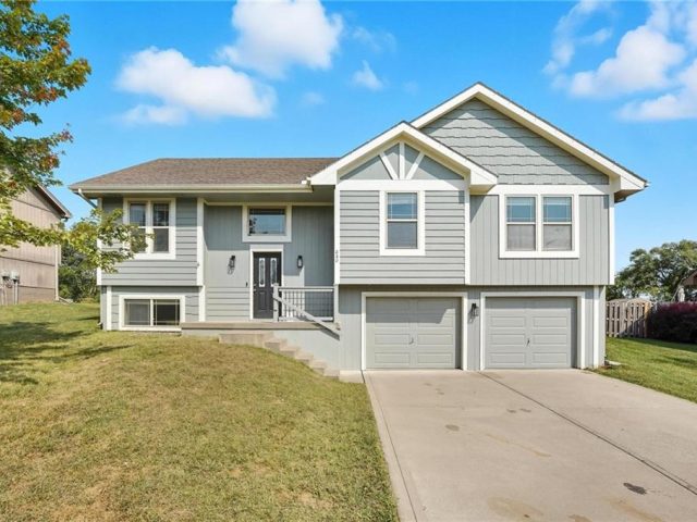 Homes for Sale in Kearney, MO 64060 | 820  Susan Street