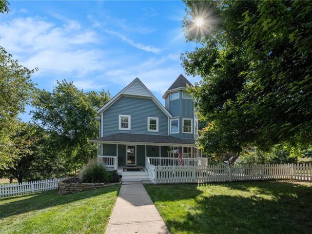Homes for Sale in Parkville, MO 64152 | 12020 N Windbrook Court