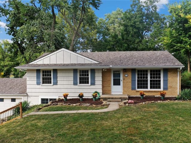 Homes for Sale in Kansas City, MO 64116 | 106  Northcrest Drive