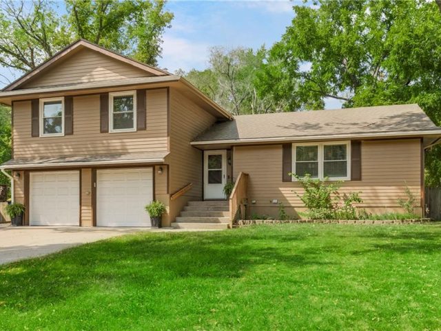 Homes for Sale in Kansas City, MO 64155 | 11018 N Kenwood Avenue