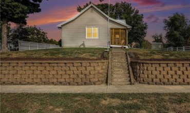 Homes for Sale in Dearborn, MO 64439 | 105 N August Street