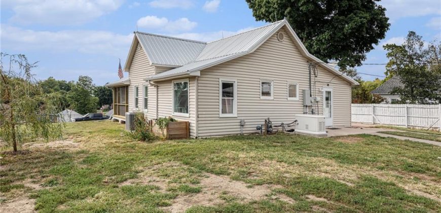 Homes for Sale in Dearborn, MO 64439 | 105 N August Street