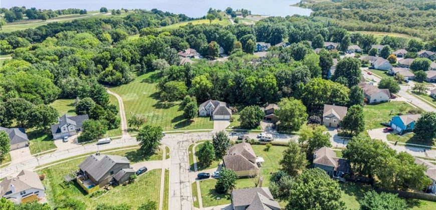 Homes for Sale in Smithville, MO 64089 | 407  Amesbury Drive