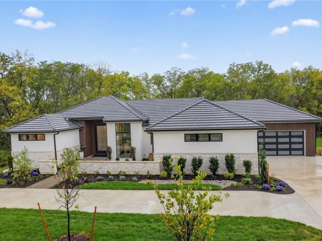 Homes for Sale in Parkville, MO 64152 | 7410 NW Pampas Lane