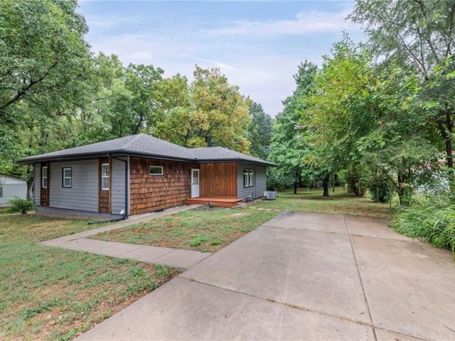 Homes for Sale in Claycomo, MO 64119 | 116 N Emerson Avenue