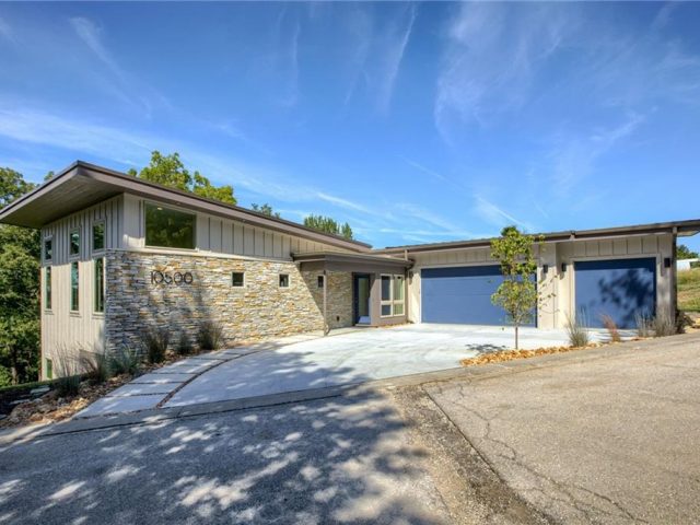 Homes for Sale in Parkville, MO 64152 | 10500  Chateau Lane