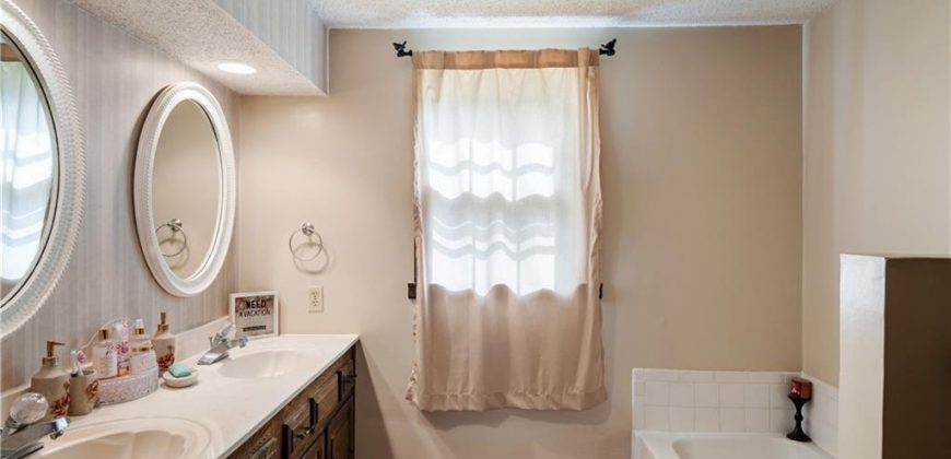 Homes for Sale in Parkville, MO 64152 | 10315 NW Mirror Lake Drive Homes for Sale in Parkville, MO 64152 | 10315 NW Mirror Lake Drive