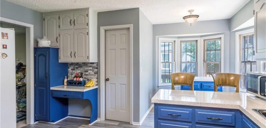 Homes for Sale in Parkville, MO 64152 | 10315 NW Mirror Lake Drive Homes for Sale in Parkville, MO 64152 | 10315 NW Mirror Lake Drive