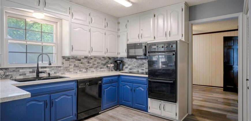 Homes for Sale in Parkville, MO 64152 | 10315 NW Mirror Lake Drive Homes for Sale in Parkville, MO 64152 | 10315 NW Mirror Lake Drive