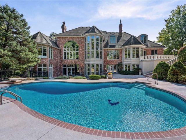 Homes for Sale in Parkville, MO 64152 | 8000 NW Timbercrest Place