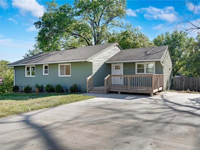 Homes for Sale in Parkville, MO 64152 | 6512 NW Rock Garden Road