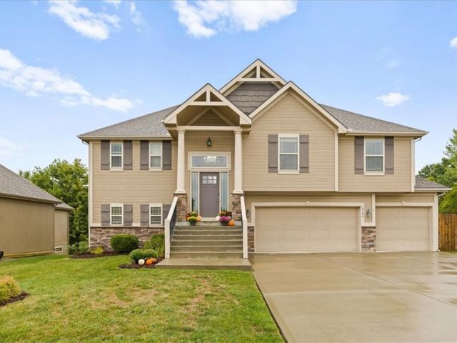 Homes for Sale in Kansas City, MO 64152 | 8204 NW 74th Street