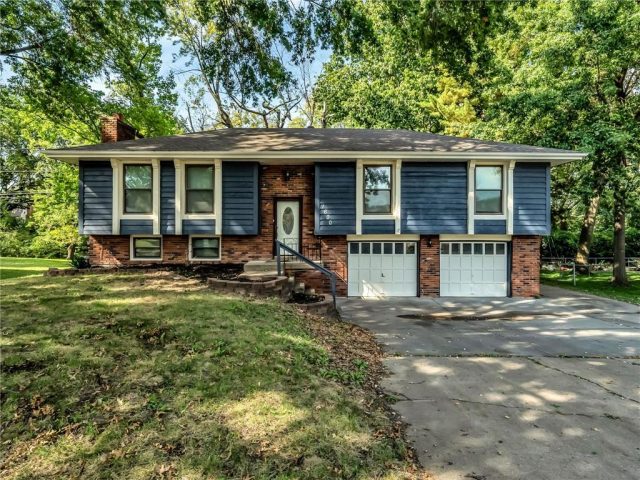 Homes for Sale in Gladstone, MO 64118 | 1600 NE Rosewood Drive