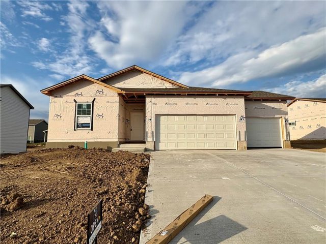Homes for Sale in Kansas City, MO 64154 | 3012 NW 95th Terrace
