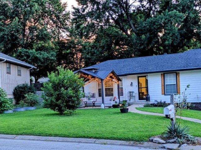 Homes for Sale in Parkville, MO 64152 | 7012  Winan Avenue