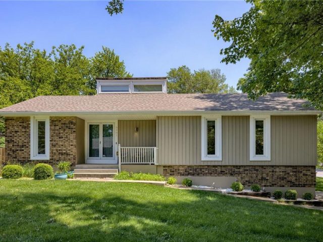 Homes for Sale in Gladstone, MO 64119 | 5901 N Cleveland Avenue