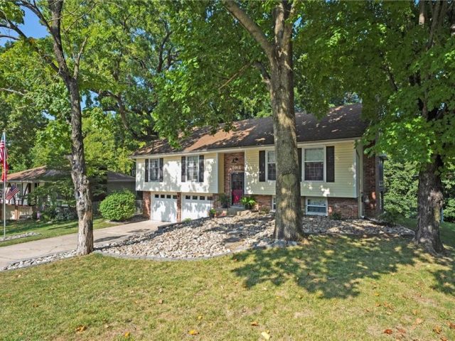 Homes for Sale in Parkville, MO 64152 | 5912 NW Whispering Oaks Lane