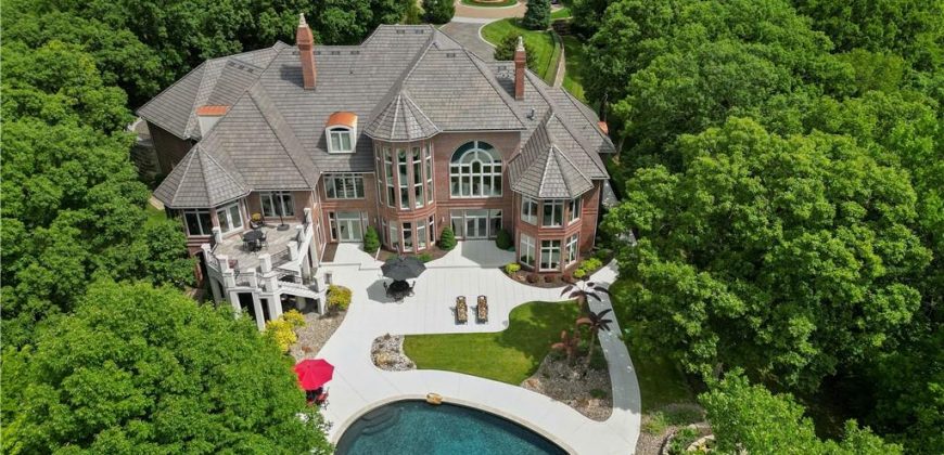 Homes for Sale in Parkville, MO 64152 | 6006  West Shore Court