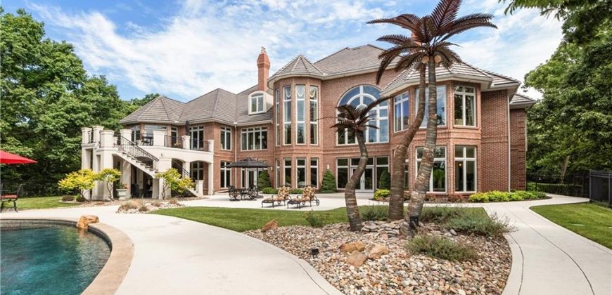 Homes for Sale in Parkville, MO 64152 | 6006  West Shore Court