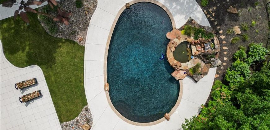 Homes for Sale in Parkville, MO 64152 | 6006  West Shore Court