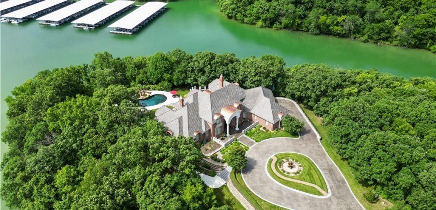 Homes for Sale in Parkville, MO 64152 | 6006  West Shore Court