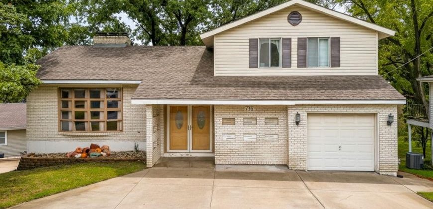 Homes for Sale in Lake Waukomis, MO 64151 | 715 NW South Shore Drive