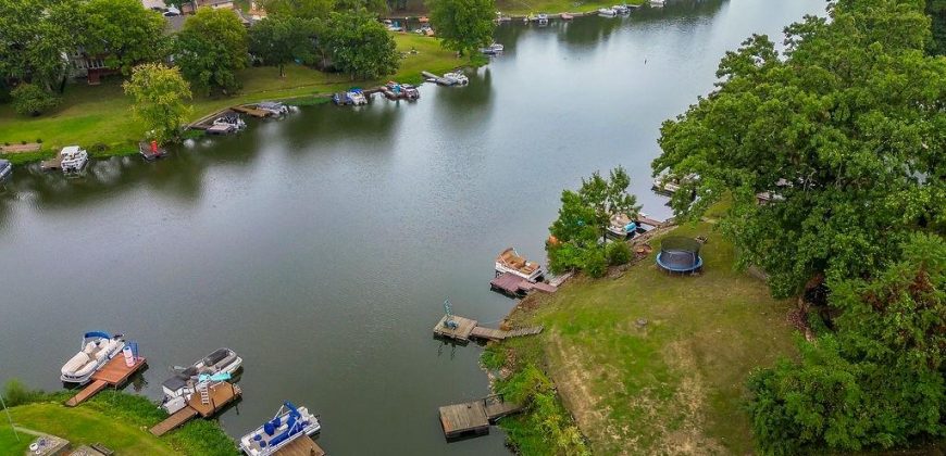 Homes for Sale in Lake Waukomis, MO 64151 | 715 NW South Shore Drive