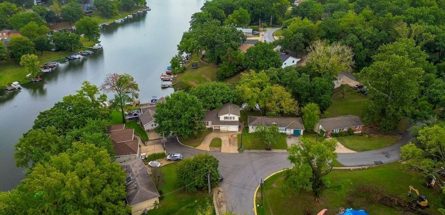 Homes for Sale in Lake Waukomis, MO 64151 | 715 NW South Shore Drive