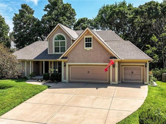 Homes for Sale in Parkville, MO 64152 | 6235 N Forest Drive