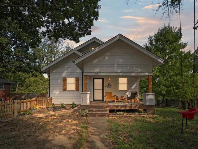 Homes for Sale in Liberty, MO 64068 | 509 N Ridge Avenue
