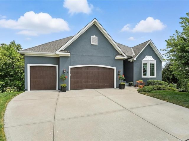 Homes for Sale in Parkville, MO 64152 | 6025  Vardon Drive