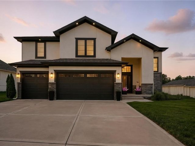 Homes for Sale in Parkville, MO 64152 | 5962 N Oak Creek Court