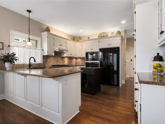 Homes for Sale in Gladstone, MO 64119 | 6008 N Norton Avenue