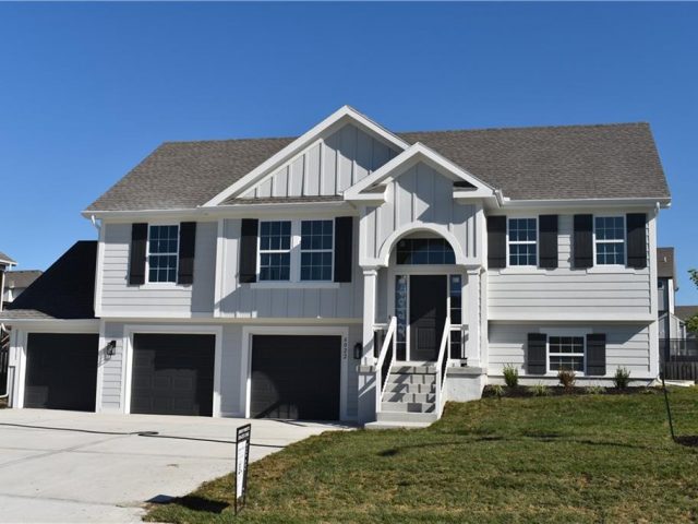 Homes for Sale in Kansas City, MO 64156 | 6022 NE 118th Terrace